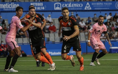 Coch, al costat de Morgado, buscant la rematada en una acció contra la Balona | CES